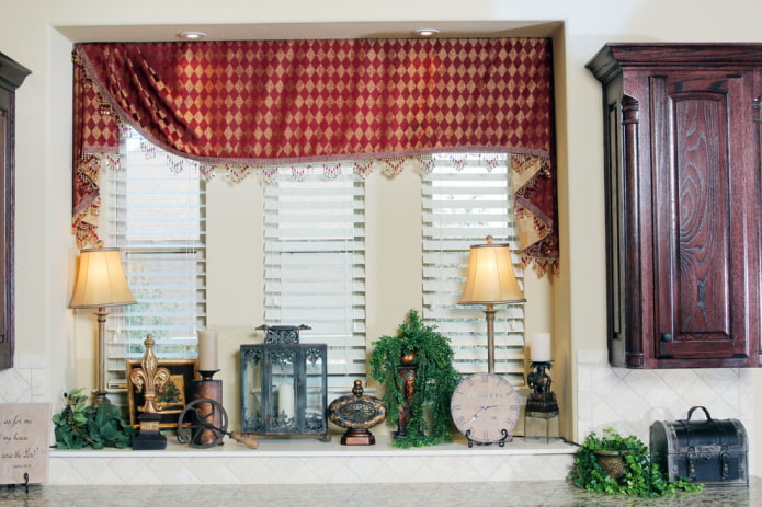 lambrequín decorado con cuentas de vidrio 