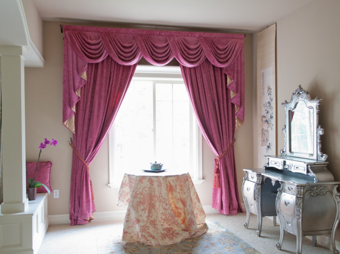 Lambrequín rosa en el interior