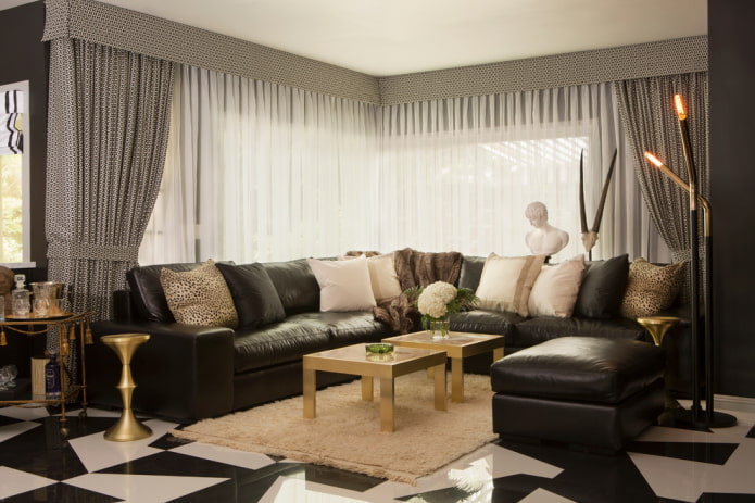 cortinas grises con lambrequín en una ventana esquinera