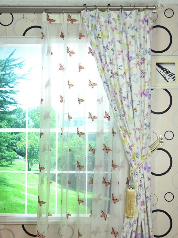 Cortinas con mariposas en el interior