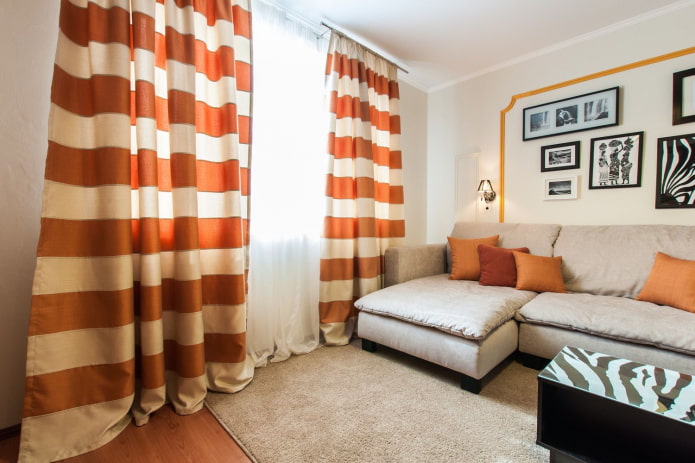 Cortinas con estampado de rayas en el interior