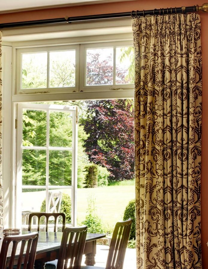 cortinas con patrón de monograma en el interior