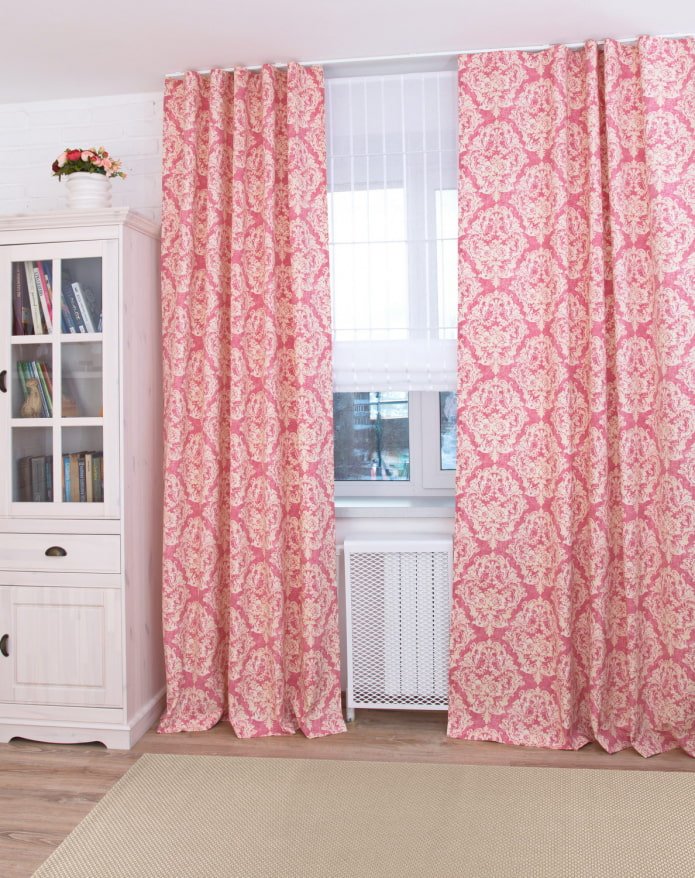 cortinas con patrón de monograma en el interior