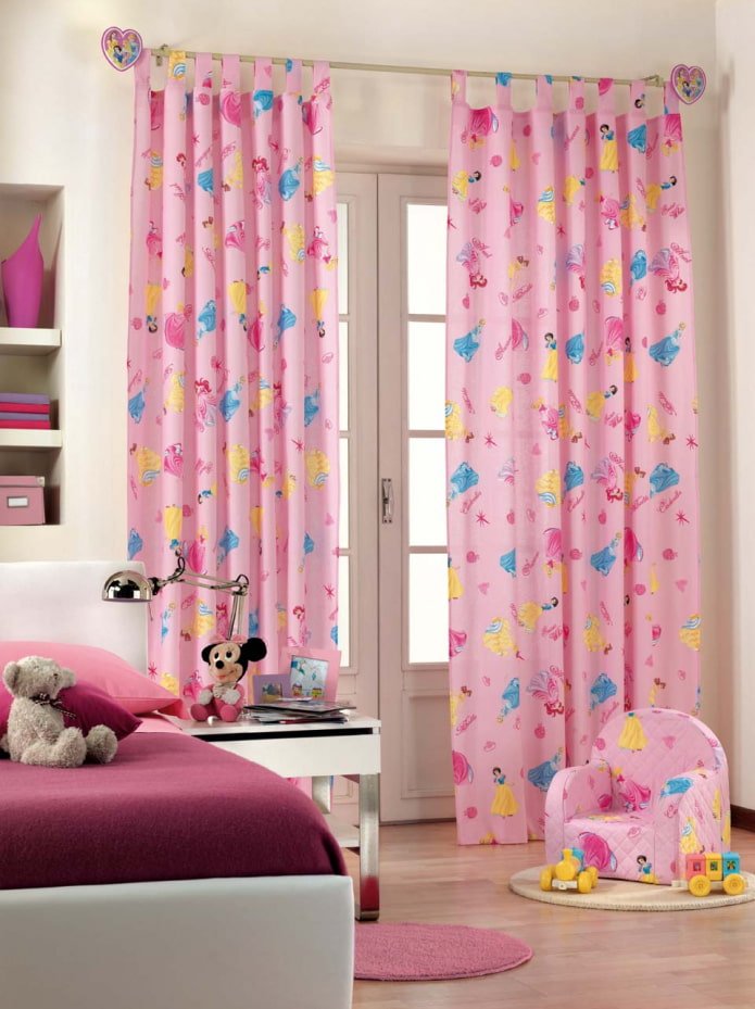 cortinas con dibujos infantiles en el interior