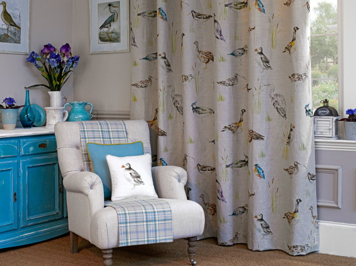 Cortinas con pájaros en el interior 