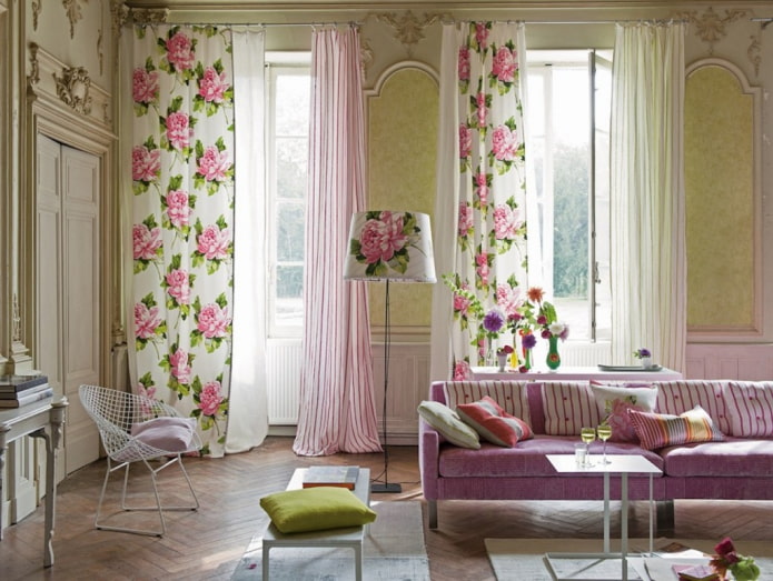 cortinas con estampado floral en la sala de estar