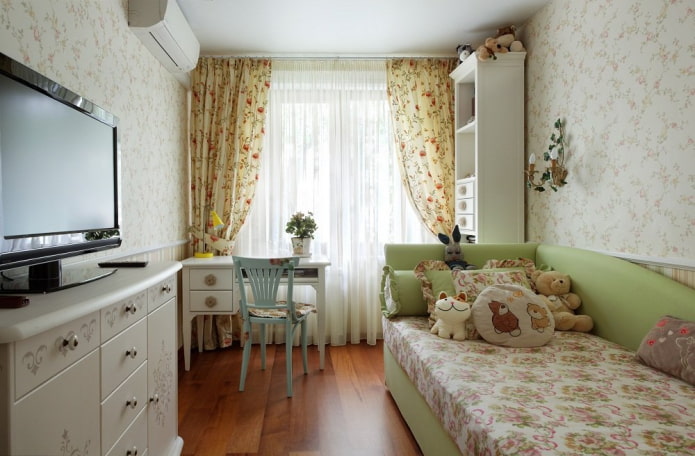 Cortinas con flores en el interior de una habitación infantil