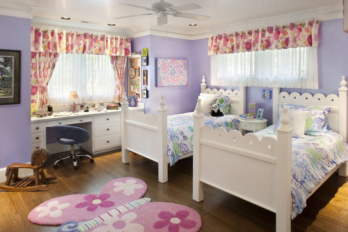 Cortinas con flores en el interior de una habitación infantil