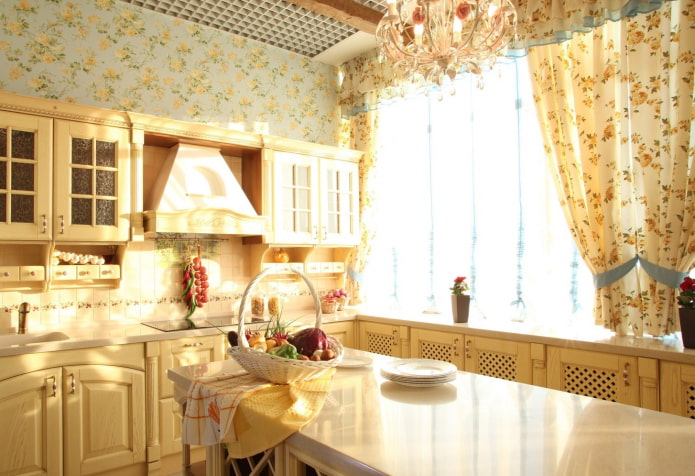 Cortinas con estampado floral de estilo provenzal