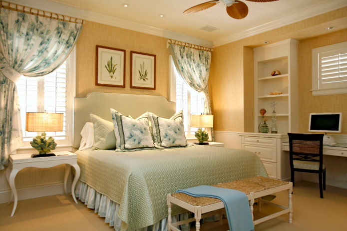 cortinas con flores en el interior del dormitorio
