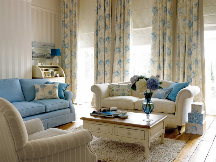 cortinas con flores en el interior de la sala de estar