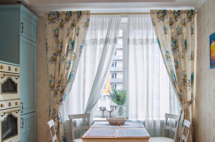 Cortinas florales combinadas con cortinas lisas