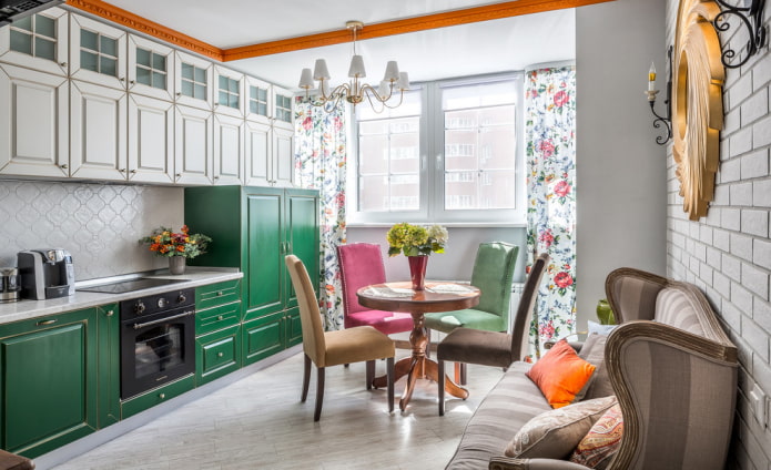 Cortinas con flores en el interior de la cocina