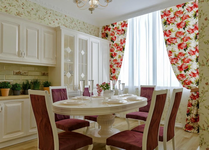 cortinas con peonías en el interior de la cocina