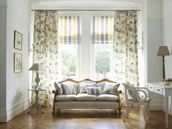 cortinas con flores en el interior de la sala de estar