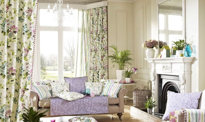 cortinas con flores en el interior de la sala de estar