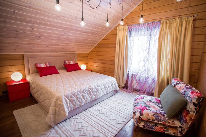 Dormitorio con cortinas clásicas