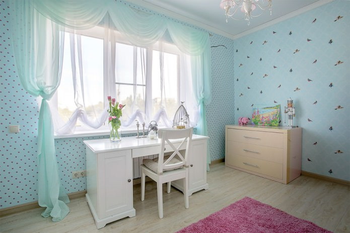 tul blanco y turquesa en la habitación infantil