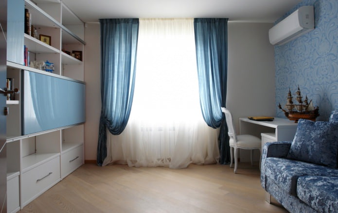 cortinas azules en la habitación infantil