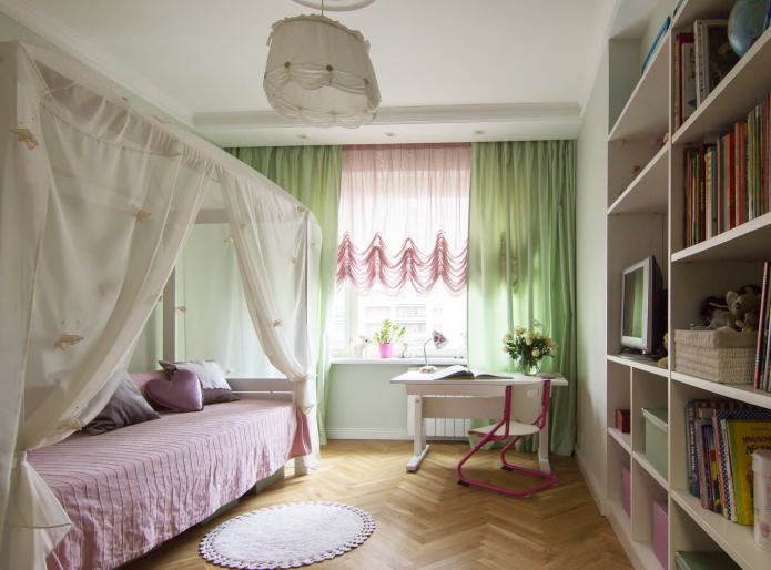 tul rosa y verde en la habitación infantil