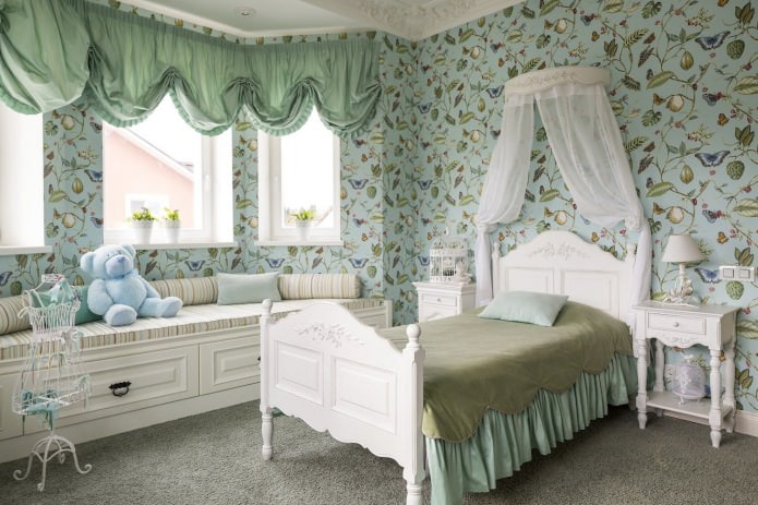 Cortinas cortas verdes en la habitación de una niña