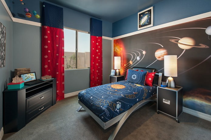 cortinas azules y rojas largas en la habitación de un niño
