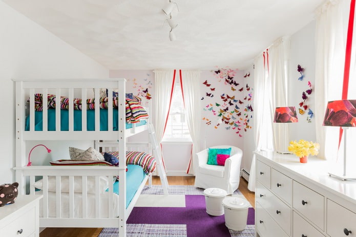 Cortinas ligeras en la habitación de un bebé
