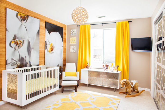 Cortinas amarillas en la habitación del bebé para recién nacido