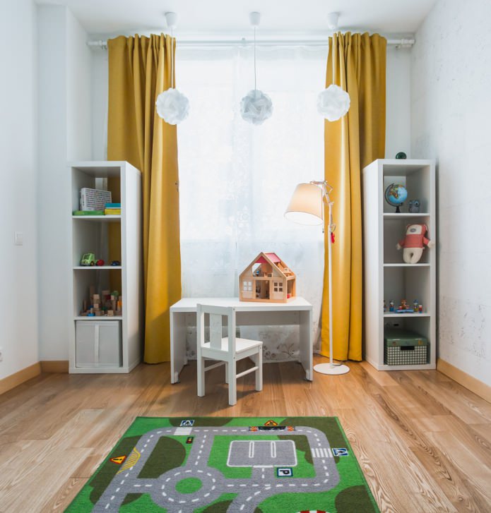 Cortinas amarillas en la habitación del bebé