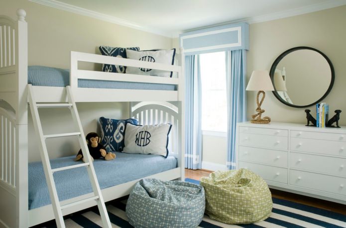 cortinas azules en la habitación de un niño