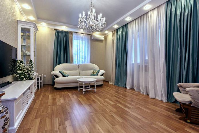 Cortinas turquesa en el interior de la sala de estar