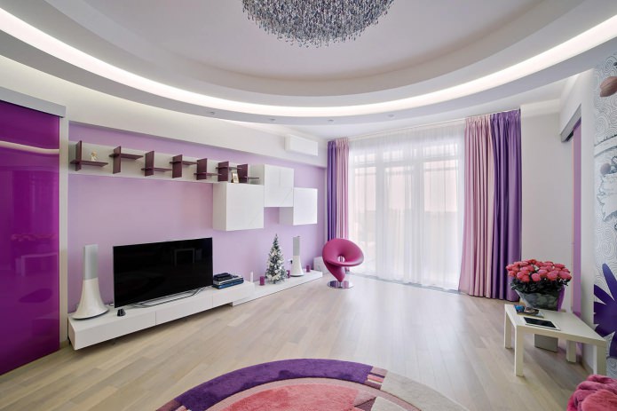 Lila-violeta en el interior de la sala de estar