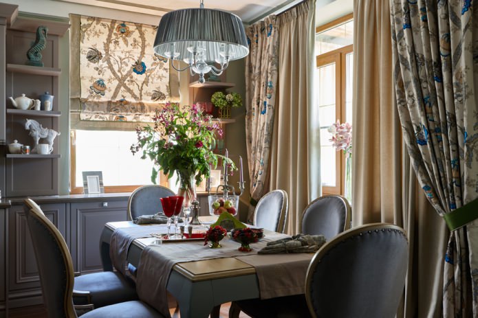 Persianas romanas y cortinas clásicas
