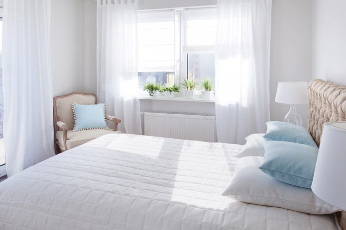 tul en un dormitorio blanco