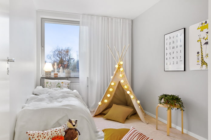 cortina blanca en la habitación infantil