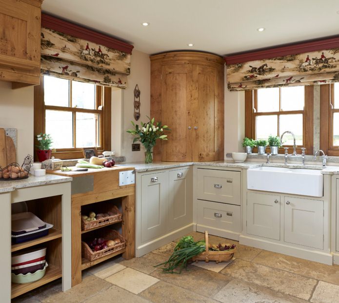 Dos ventanas en una cocina de estilo campestre