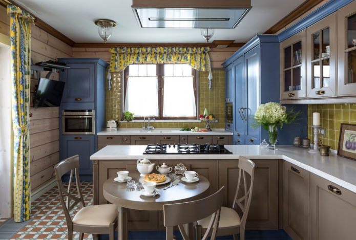 cortinas amarillas con estampados en una cocina de estilo rústico