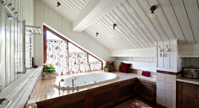 Baño abuhardillado con ventana