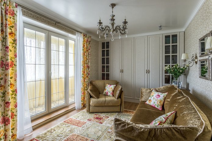 cortinas con flores en la sala de estar