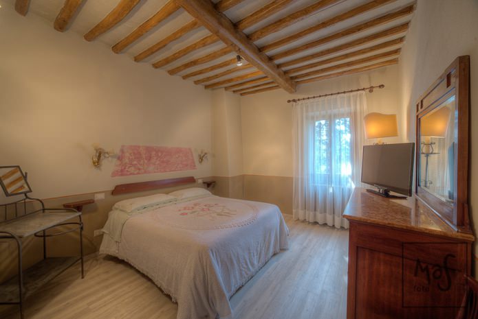 Cortinas blancas translúcidas en el dormitorio