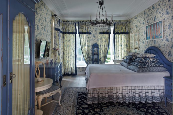 cortinas con volantes en un dormitorio de estilo campestre