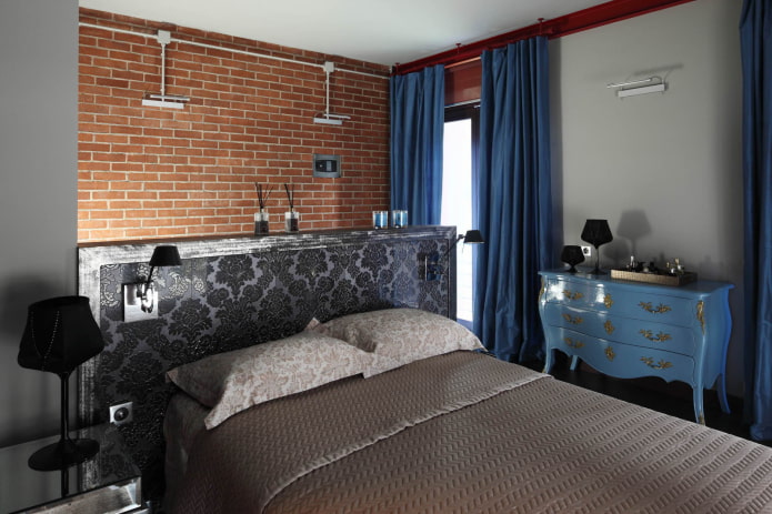cortinas azules en un dormitorio tipo loft