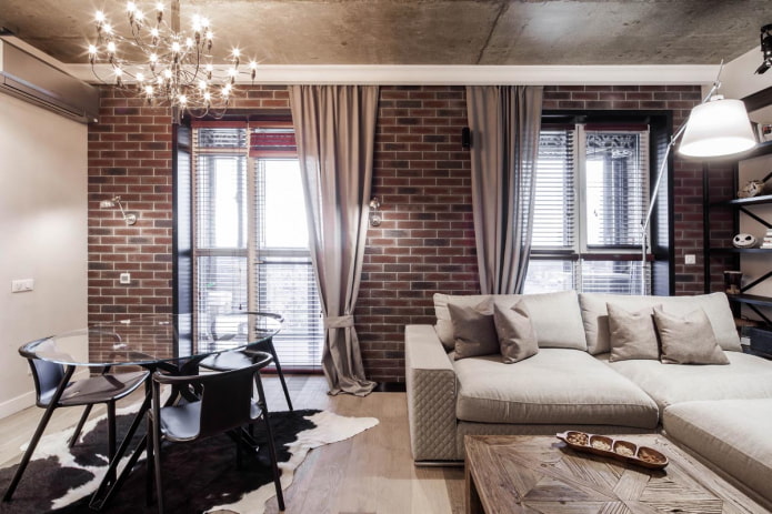 cortinas largas en la sala de estar estilo loft