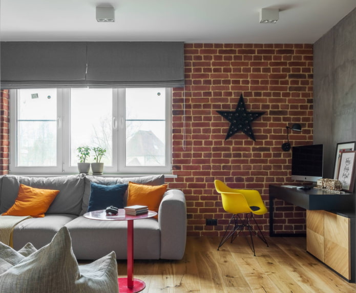 Persianas romanas grises en un interior estilo loft
