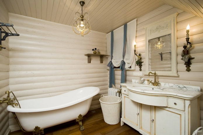 Cortinas cortas en el baño de una casa de madera