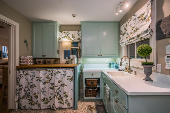 cortinas con pájaros en la cocina al estilo provenzal