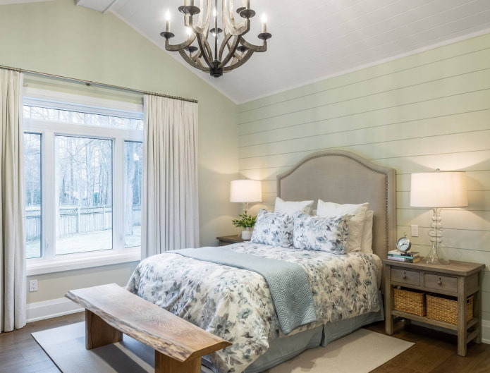 Cortinas blancas en el dormitorio de estilo provenzal