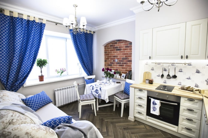 cortinas azules en la cocina de estilo provenzal