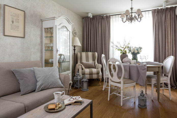 Cortinas con cinta en la sala de estar de estilo provenzal
