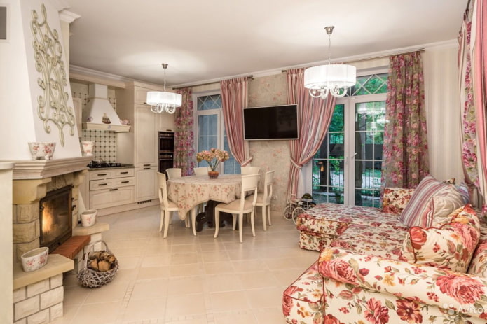 Cortinas en combinación con un sofá de estilo provenzal